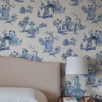 Tapet cu motive clasice albastre într-un dormitor elegant