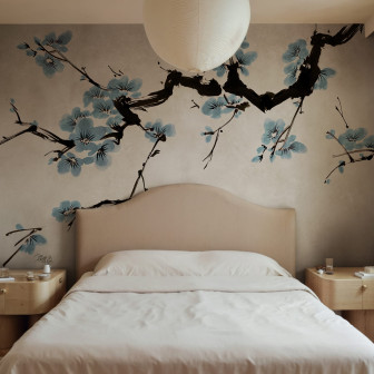 Tapet floral cu flori albastre într-un dormitor elegant