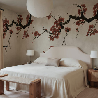 Dormitor cu fototapet floral în nuanțe de burgund