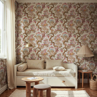 Tapet bej cu design floral exotic într-o cameră de zi elegantă