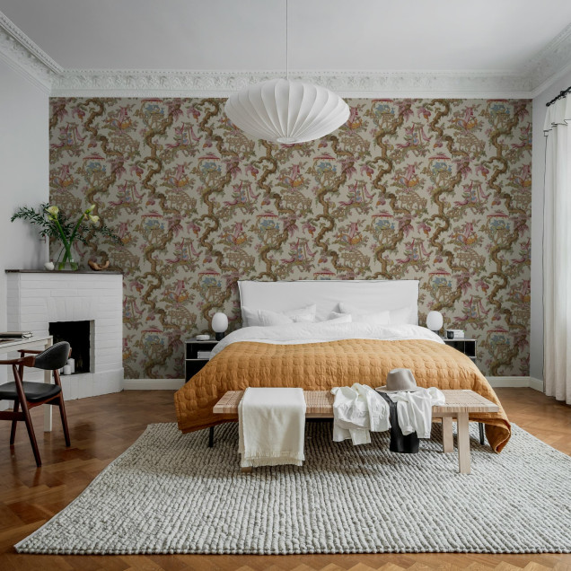 Tapet bej cu design floral exotic într-o cameră de zi elegantă
