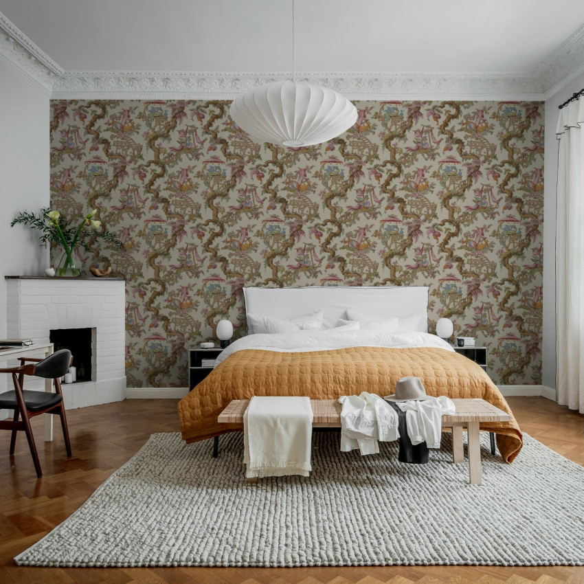 Tapet floral în nuanțe de piersică într-un living modern