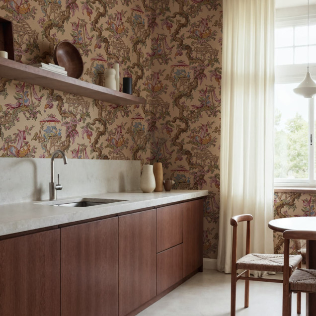 Tapet floral în nuanțe de piersică într-un living modern