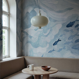 Tapet albastru deschis cu model acvatic în camera de zi