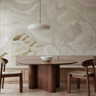 Tapet bej cu design abstract și pești într-o sufragerie elegantă