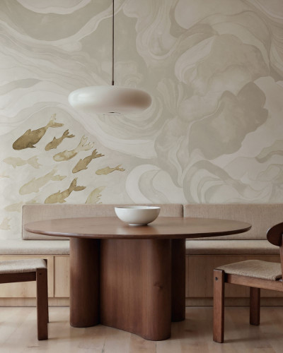 Tapet bej cu design abstract și pești într-o sufragerie elegantă