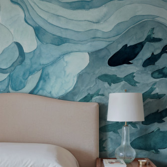 Tapet albastru cu model de pești în dormitor