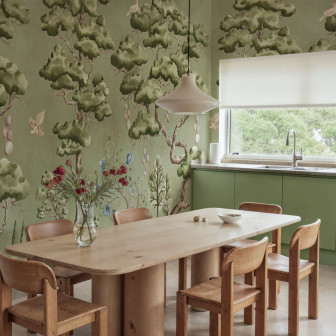 Tapet verde cu motive naturale într-o bucătărie