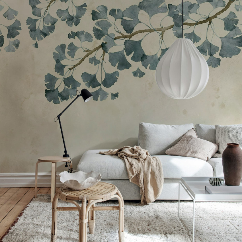 Tapet cu motiv Ginkgo Biloba pe fundal negru într-un living elegant.