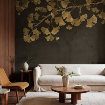 Tapet cu motiv Ginkgo Biloba pe fundal negru într-un living elegant.