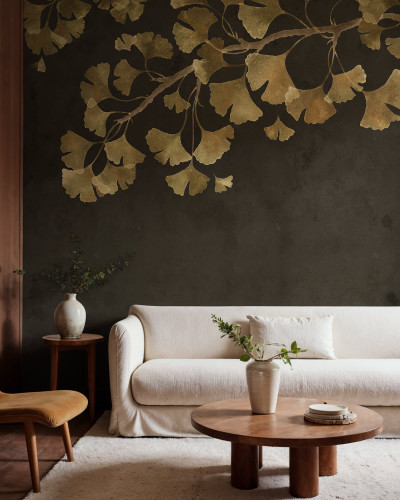 Tapet cu motiv Ginkgo Biloba pe fundal negru într-un living elegant.