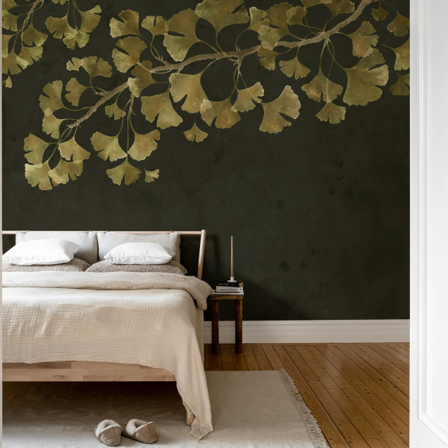 Tapet cu motiv Ginkgo Biloba pe fundal negru într-un living elegant.