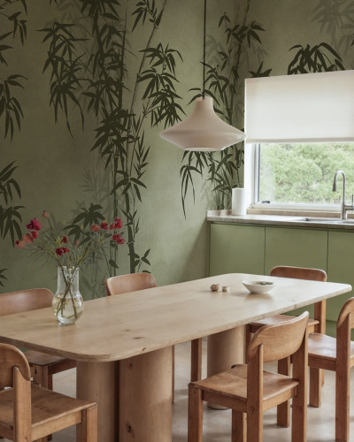 Tapet verde cu motiv bambus într-o cameră cu mobilier din lemn.