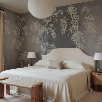 Tapet cu model bambus gri într-un dormitor elegant