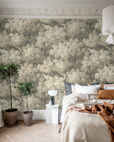 Tapet floral bej în stil vintage într-un dormitor.