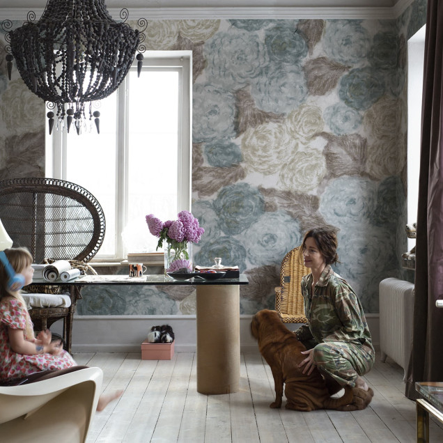 Tapet floral albastru și bej într-un interior elegant