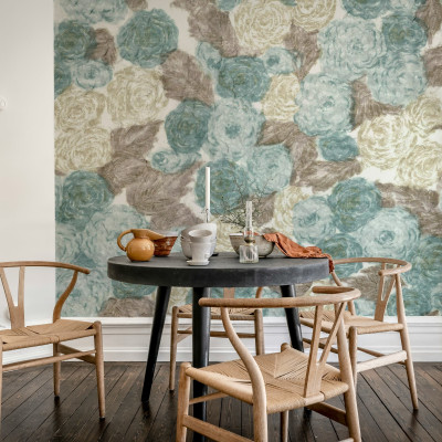 Tapet floral albastru și bej într-un interior elegant
