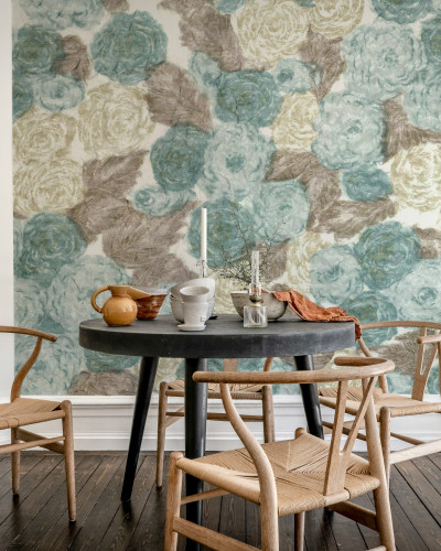 Tapet floral albastru și bej într-un interior elegant