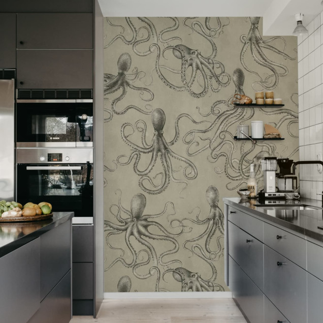 Tapet bej cu model caracatițe într-un living decorat elegant