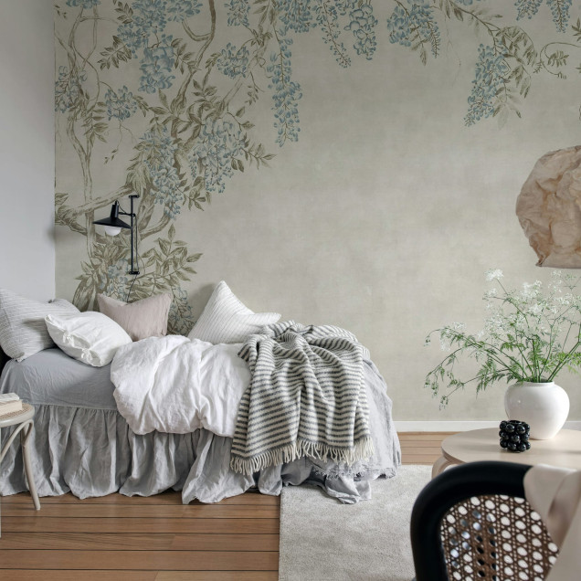 Fototapet floral cu glicină albastră într-un interior modern