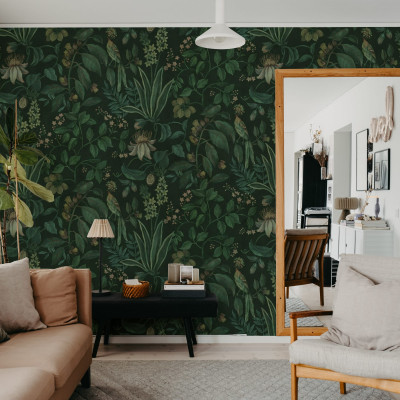 Tapet cu design tropical întunecat într-un living modern