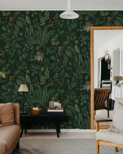 Tapet cu design tropical întunecat într-un living modern