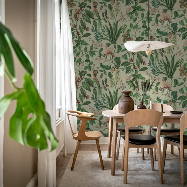 Fototapet cu design tropical verde, creând o atmosferă relaxantă în living