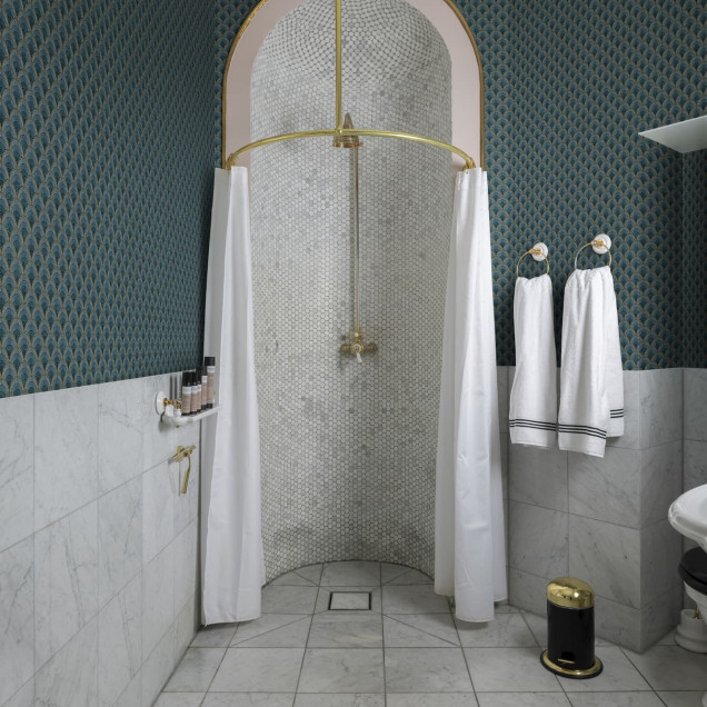 Tapet cu design elegant într-un living modern