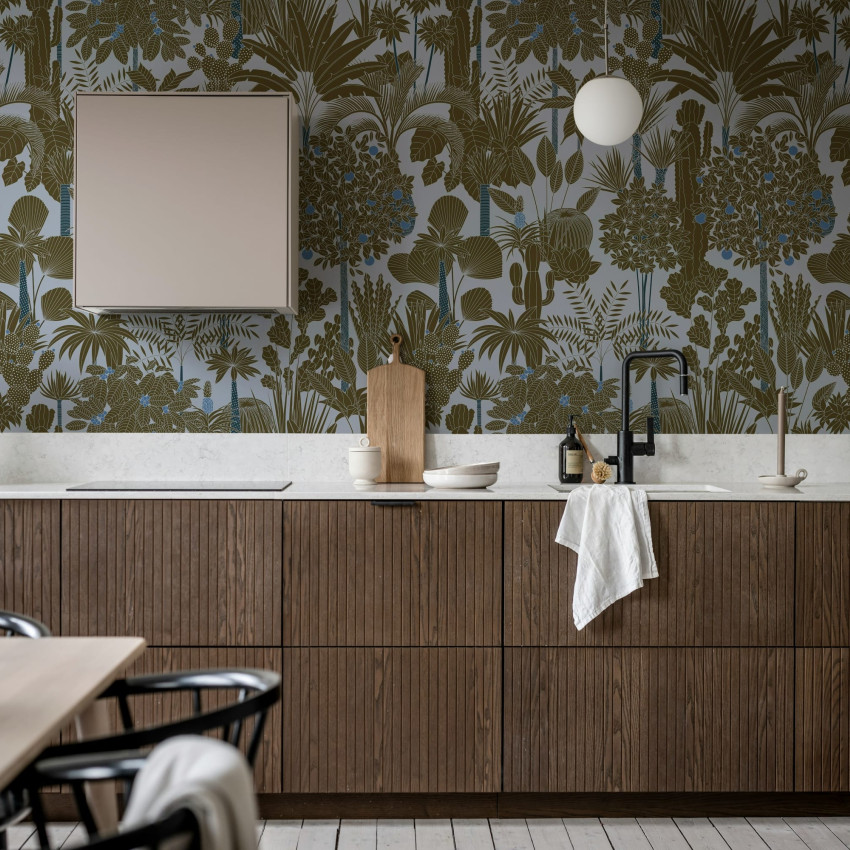 Tapet cu design tropical albastru într-o sufragerie elegantă