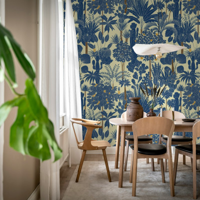 Tapet cu design tropical albastru într-o sufragerie elegantă