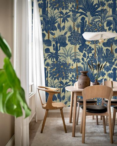 Tapet cu design tropical albastru într-o sufragerie elegantă