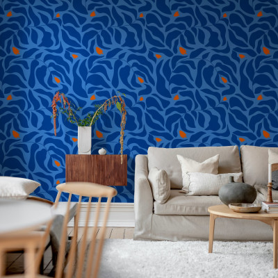 Tapet floral albastru cu accente portocalii intr-un living modern