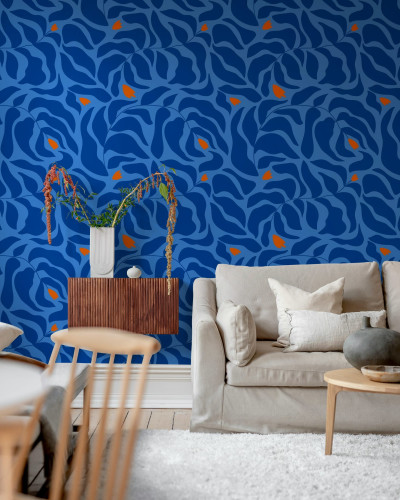 Tapet floral albastru cu accente portocalii intr-un living modern