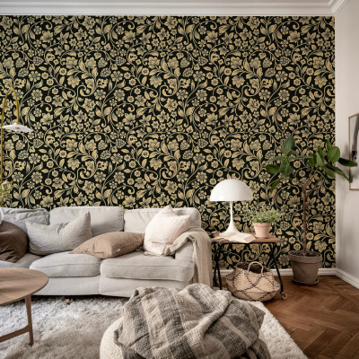 Tapet floral negru cu detalii aurii într-un interior elegant