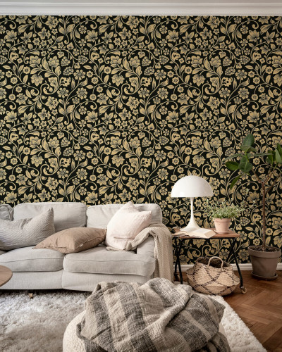 Tapet floral negru cu detalii aurii într-un interior elegant