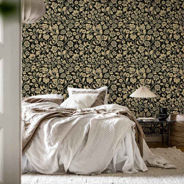 Tapet floral negru cu detalii aurii într-un interior elegant