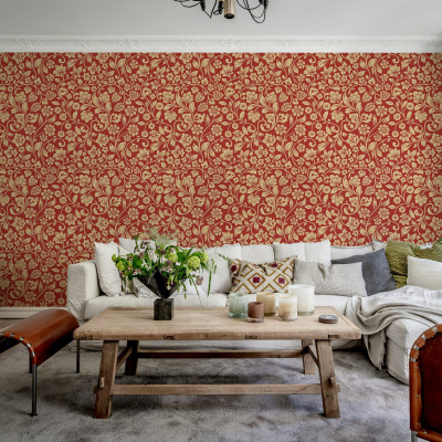 Tapet floral roșu într-un living elegant