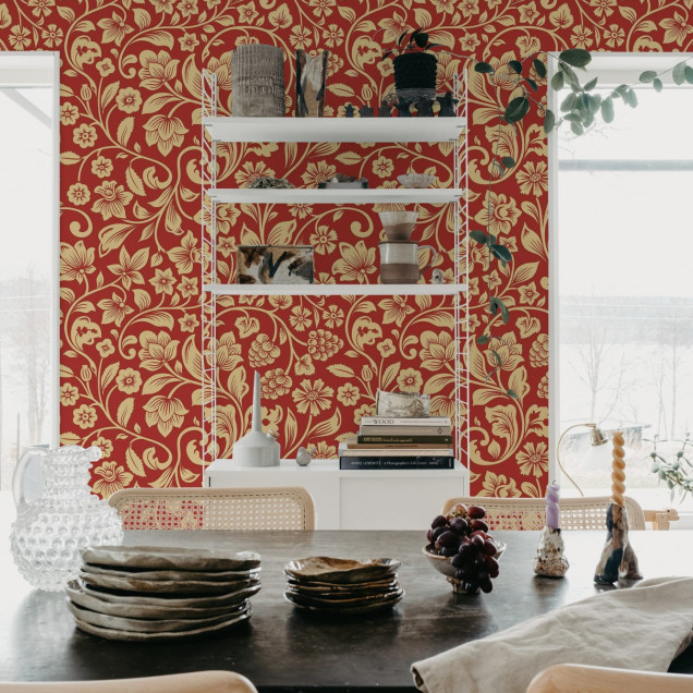 Tapet floral roșu într-un living elegant