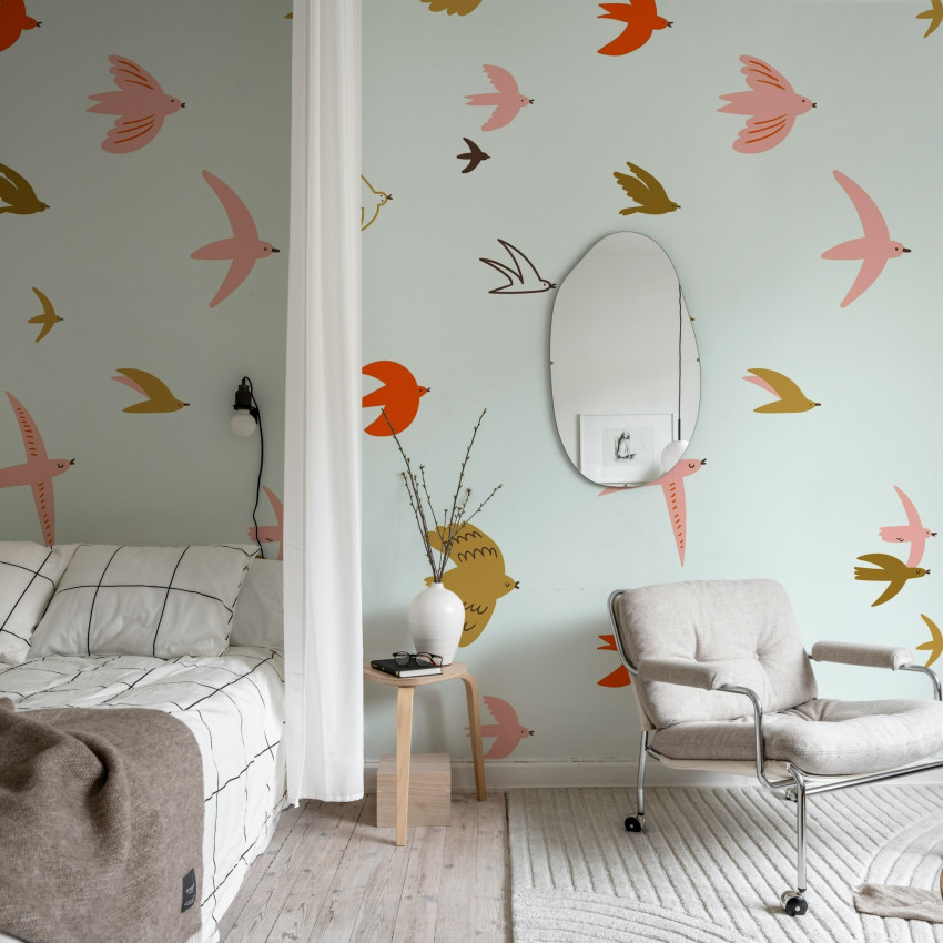 Tapet cu păsări colorate în zbor, design interior primăvăratic