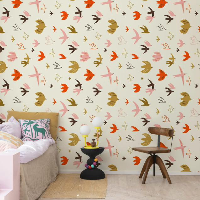 Tapet cu păsări colorate în zbor, design interior primăvăratic