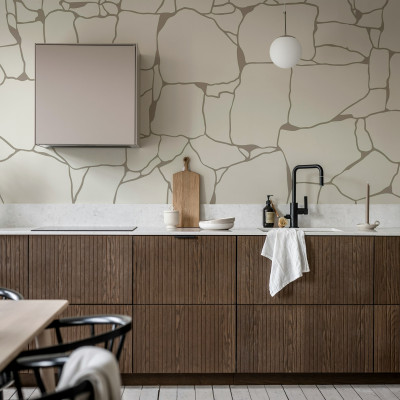 Tapet rustic cu aspect de piatră într-o bucătărie modernă