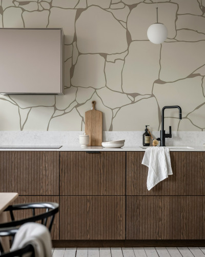 Tapet rustic cu aspect de piatră într-o bucătărie modernă