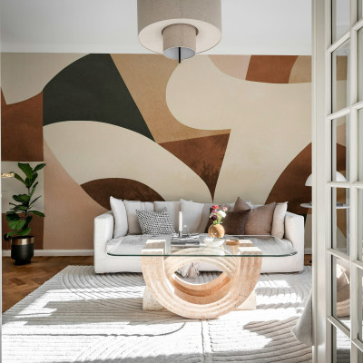 Tapet abstract cu curbe maro și bej într-un living modern