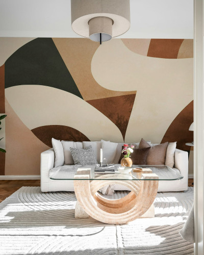 Tapet abstract cu curbe maro și bej într-un living modern