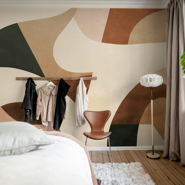 Tapet abstract cu curbe maro și bej într-un living modern