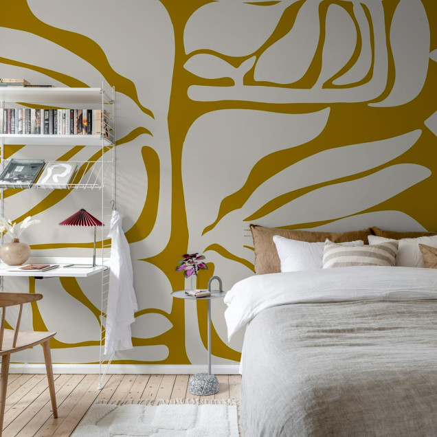 Tapet floral abstract în nuanțe ambră într-un living modern