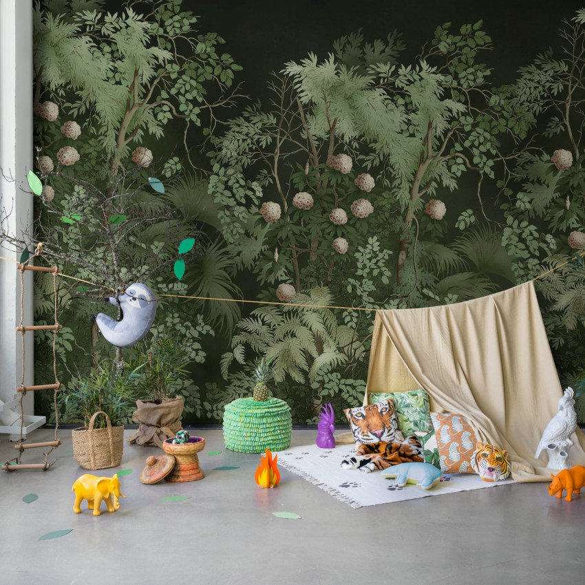 Fototapet cu junglă tropicală, decor interior cu canapea albă