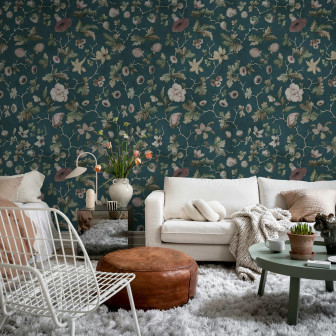 Tapet floral cu fundal albastru închis într-un living modern