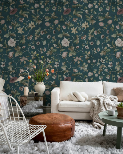 Tapet floral cu fundal albastru închis într-un living modern