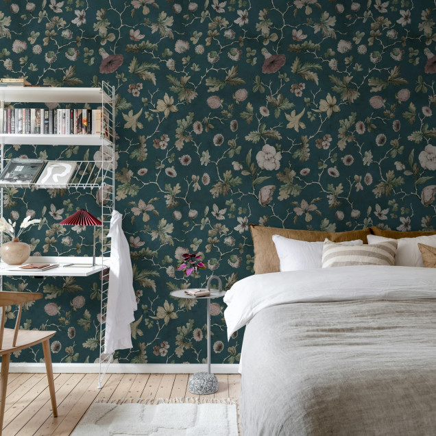 Tapet floral cu fundal albastru închis într-un living modern